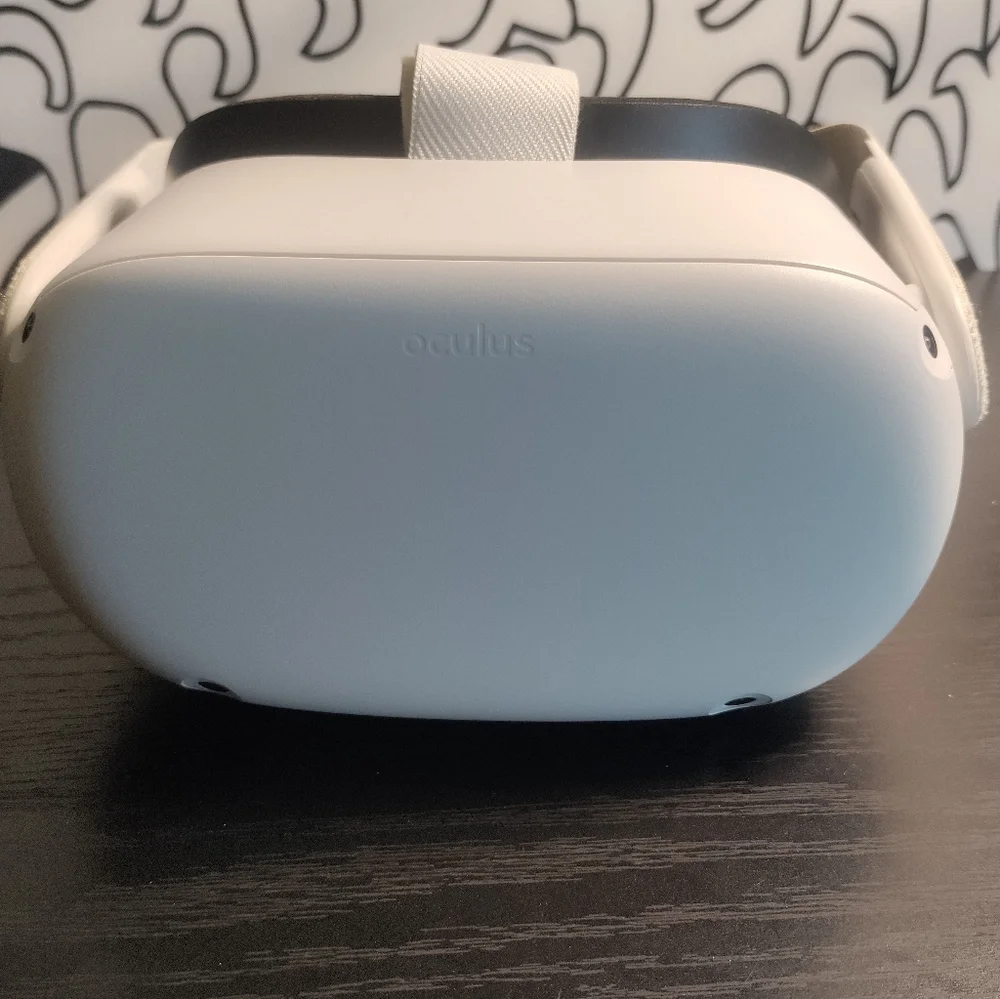 Oculus quest 2 (128 GB Ver.) With travel case and additional head strap.